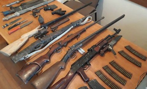 Polis 19 avtomat silahı aşkarladı