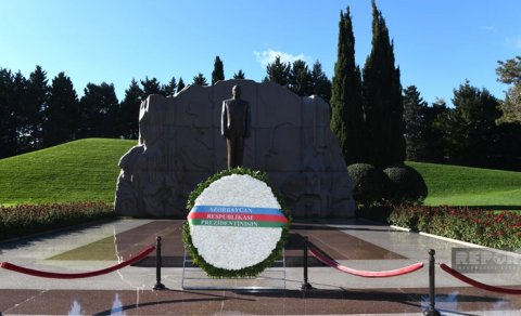 Latviya Prezidenti Heydər Əliyevin məzarını və Şəhidlər xiyabanını ziyarət etdi