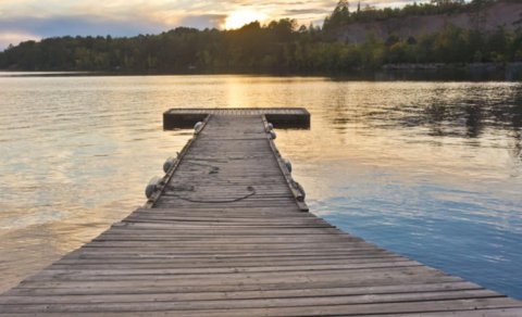 Yeniyetmə gölün dibində 18.500 dollar dəyərində qızıl külçə tapdı