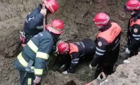 Qaradağda torpaq çökdü, iki nəfər dağıntılar altında qaldı: Ölən var - VİDEO