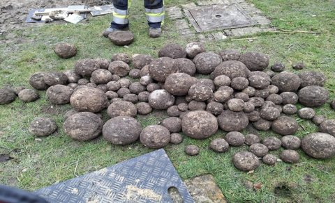 500 qeyri-adi orta əsr top gülləsi arxeoloqları heyrətləndirdi