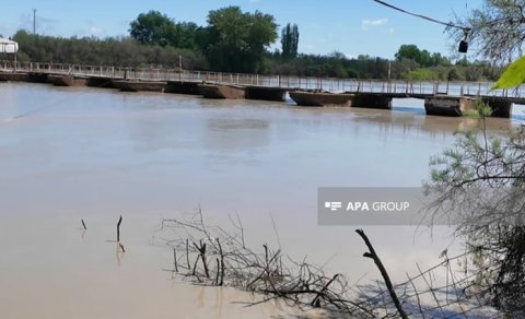 Kürdə suyun artması Sabirabadda körpünü sıradan çıxarıb - FOTO