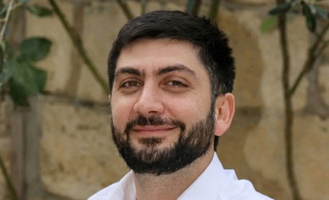 
Təbrizin ölümündə təqsirləndirilən məhkəməyə gec gəldi- Həbs olundu