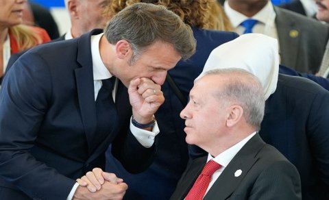 Ərdoğan Bakı ilə məsləhətləşdi, Makronun Türkiyəyə keçid təklifini qəbul etmədi