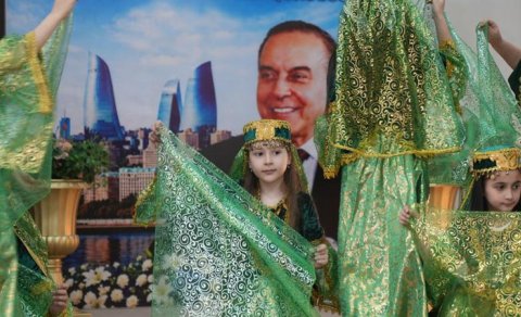 Neftçi Qurban adına 288 nömrəli məktəbdə Ulu Öndərin 103 illiyinə həsr olunmuş mərasim keçirilib