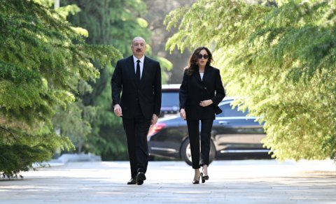 Prezident və birinci xanım Heydər Əliyevin məzarını ziyarət etdi - FOTO