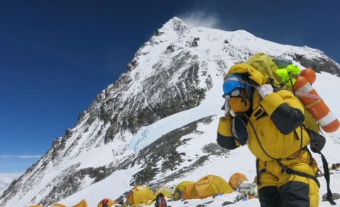Daha bir bələdçi öldü, amma... - Himalaya alpinist axını artır