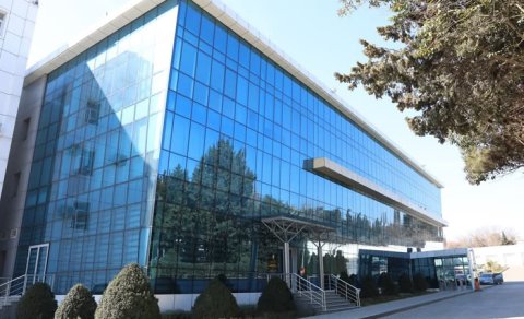 Dövlət qurumu deputata məxsus olduğu deyilən şirkətdən bədii tərtibat malları alır