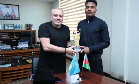 Peşəkar Futbol Liqası Coy-Lens Mikelsə mükafat təqdim edib