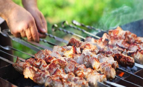 Bayram günü kabab bişirmək istədilər - Başlarına iş gəldi