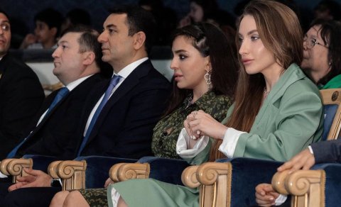 Prezidentin qızı və gəlini tamaşa nümayişində - FOTOLAR