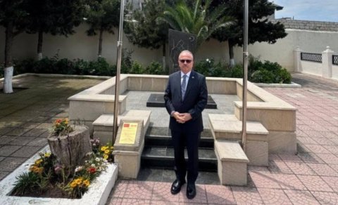 Səfir Birol Akgün Mərdəkanda türk şəhid məzarını ziyarət edib