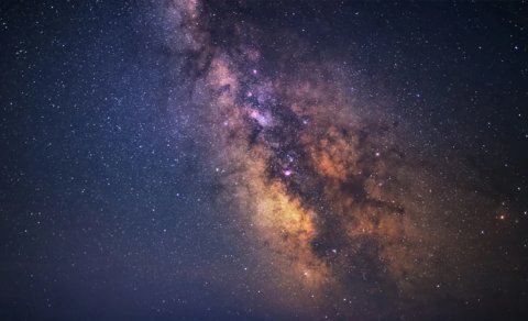 Milyardlarla ildir ona doğru gedirik, amma heç vaxt çatmayacağıq