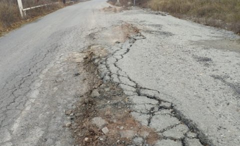 Yağışlardan sonra bərbad halda qalan Bakı yolları
