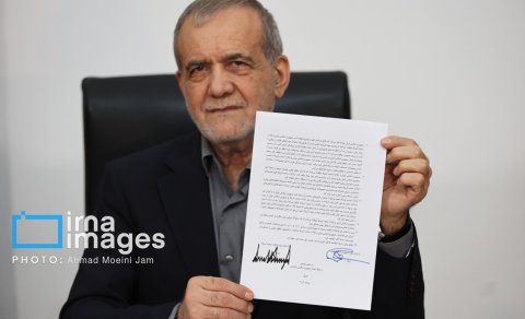 Pezeşkian tarixi sənədi belə imzaladı - FOTO