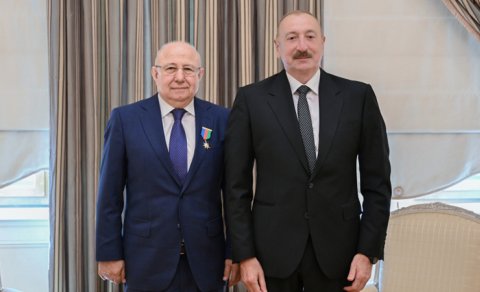 Prezident dağıstanlı siyasətçi Qurban Qurbanova "Dostluq" ordenini təqdim etdi - FOTO