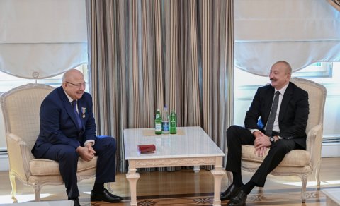 Prezident otağındakı yeganə heykəldən danışdı - FOTOLAR