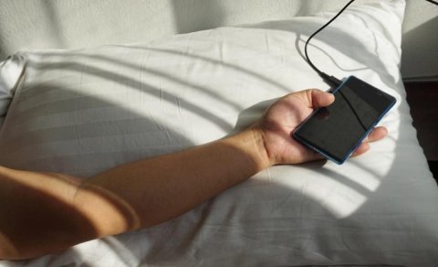 Gecə, səhər səhər şarjı: Smartfon batareyasının "sağlamlığı" üçün hansı daha yaxşıdır?