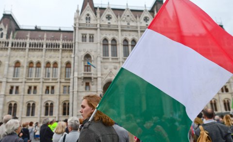 Macarıstanda deputat səlahiyyətlərinin 12 il ilə məhdudlaşdırılması təklif olunur