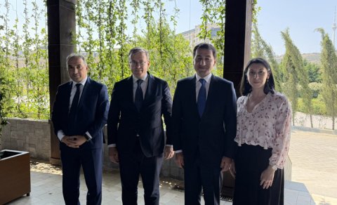 Hikmət Hacıyev Makronun müşaviri ilə Azərbaycan-Fransa münasibətlərini müzakirə etdi
