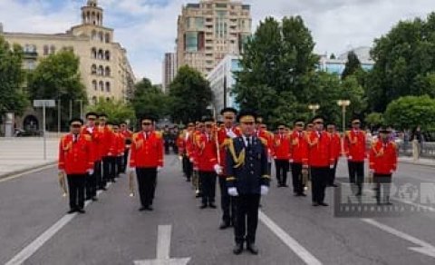 Bakıda hərbi orkestrlərin müşayiəti ilə yürüşlər başlayıb