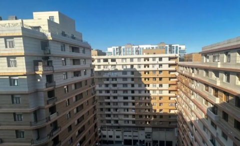 8 il əvvəl tikilən binanın sonuncu mərtəbəsində yeni mənzil salınaraq satışa çıxarıldı - VİDEO