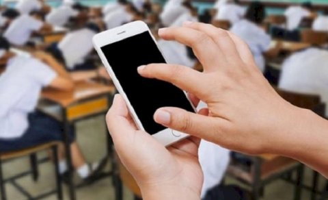 Məktəblərdə dərs vaxtı telefondan istifadə qadağan edildi
