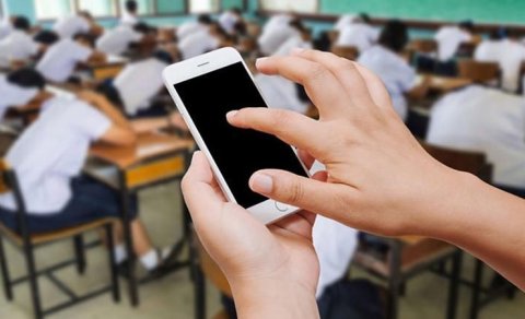 Məktəblərdə telefon qadağası təhsilə necə təsir edəcək?
