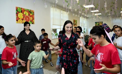 Leyla Əliyeva Şəkidə Uşaq evi sosial xidmət müəssisəsinin sakinləri ilə görüşdü - FOTO