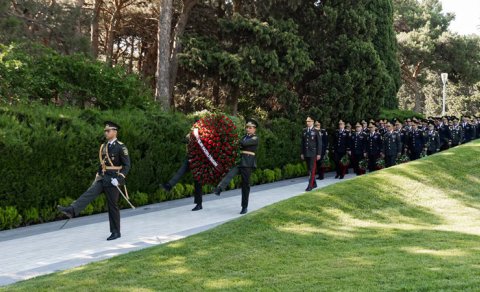 DİN kollektivi Fəxri və Şəhidlər xiyabanlarını ziyarət etdi - FOTO