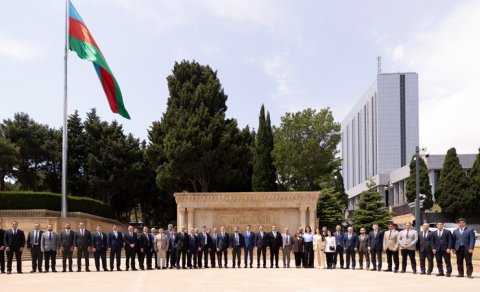 "AzerGold" QSC-nin fəaliyyətə başlamasının 10 illiyi münasibətilə Fəxri xiyaban və Şəhidlər xiyabanı ziyarət olundu - FOTO