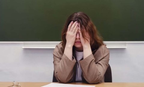 Müəllimi şantaj üçün açıq-saçıq fotolarını direktora göstərib...