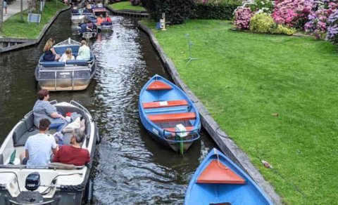 Avtomobil yolları olmayan kənd turistlərin böyük marağına səbəb olur