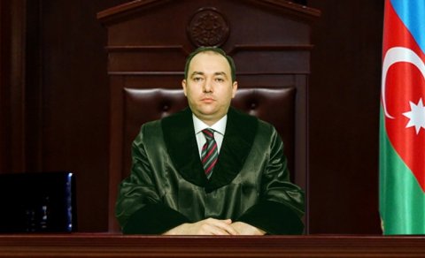 Azərbaycanda hakim özü-özünə etiraz etdi