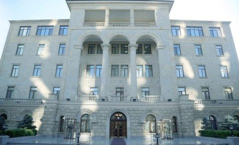 Müdafiə naziri komandanları təltif edib