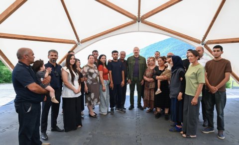 Prezident Kiçik Qaladərəsi kəndində sakinlərlə görüşdü - FOTO
