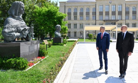 Prezidentlər Şuşada tanınmış şəxsiyyətlərinin işğal dövründə güllələnmiş büstlərinə baxdı - FOTO