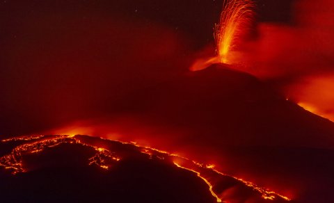 Alimlər Etna vulkanının tez-tez püskürməsinin səbəbini açıqladı