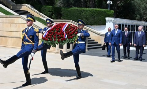 Slovakiya Prezidenti Bakıda şəhidlərin xatirəsini anıb - FOTOLAR