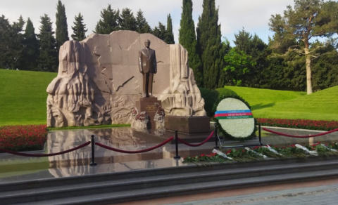 Slovakiya Prezidenti Heydər Əliyevin məzarını ziyarət etdi