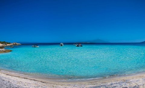 Yunanıstanda ilboyu isti suyu və sakit dənizi ilə seçilən ada turistlərin diqqətini çəkir