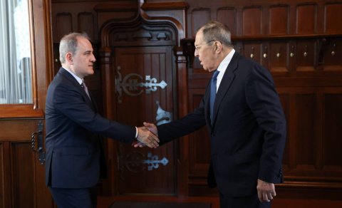 Ceyhun Bayramovla Sergey Lavrov arasında görüş başlayıb