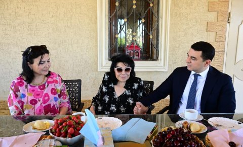 Nazir yubileyi münasibətilə Flora Kərimovanı evində ziyarət edib