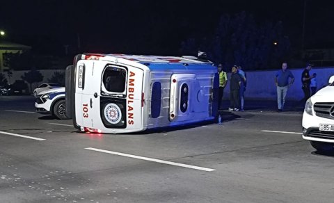Təcili tibbi yardım maşını aşdı - 4 nəfər xəsarət aldı