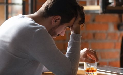 Həkim: Spirtli içkilərdən sui-istifadə alkoqol polineyropatiyasına səbəb ola bilər
