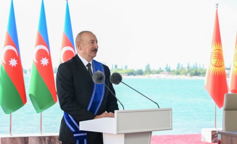 
Azərbaycan və Qırğızıstan prezidentləri mətbuata bəyanatlarla çıxış etdi - YENİLƏNİB