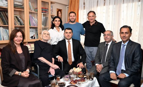 Mədəniyyət naziri Xalq artisti Tofiq Bakıxanovu evində ziyarət edib