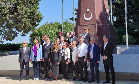 Türkiyə nümayəndə heyəti Şəhidlər xiyabanını və Türk şəhidliyini ziyarət edib