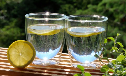 Hər gün limonlu su içsəniz, böyrəklərinizdə nə baş verər?