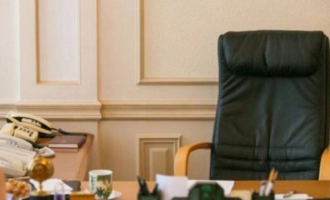 Məktəb direktoru xadiməni təsərrüfat işləri üzrə müdir vəzifəsinə necə təyin edib?